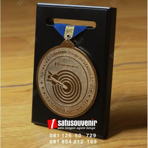 plakat kayu medali bank indonesia