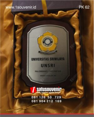 Plakat Kayu Stainless UNSRI