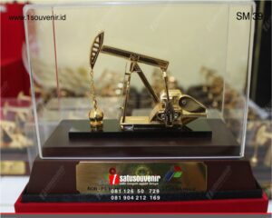 souvenir miniatur pompa angguk