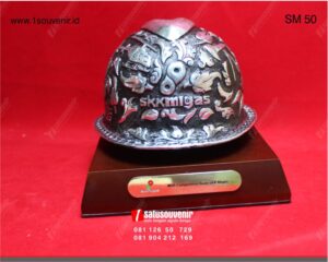 Souvenir Miniatur Helm SKK Migas