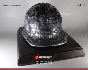 Souvenir Miniatur Helm Ukir PT Vale