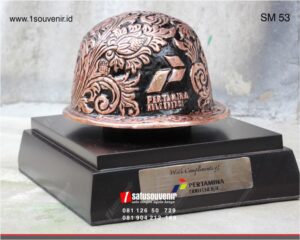 Souvenir Miniatur Helm Pertamina