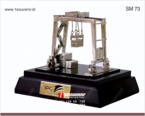 Souvenir Miniatur Crane IPC