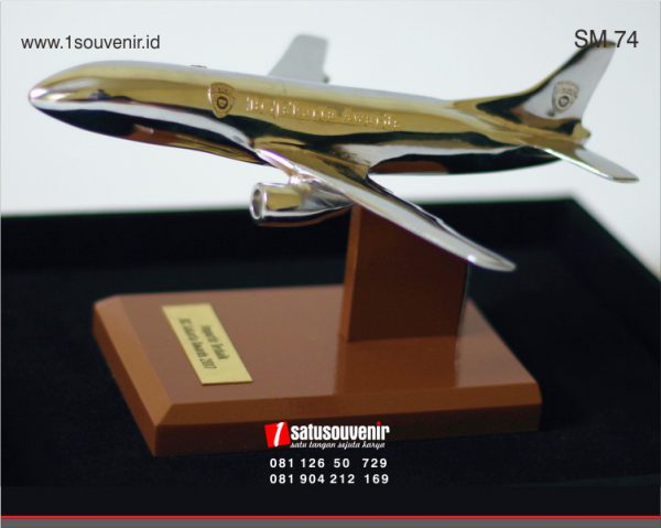 souvenir miniatur pesawat