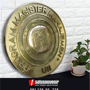 kerajinan kuningan logo program magister uii