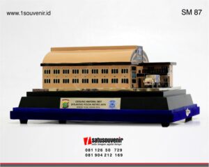 Souvenir Miniatur Gedung Materiil SBST Polda Metro Jaya