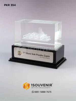 Plakat Kristal dari PT Bumi Siak Pusako Zapin